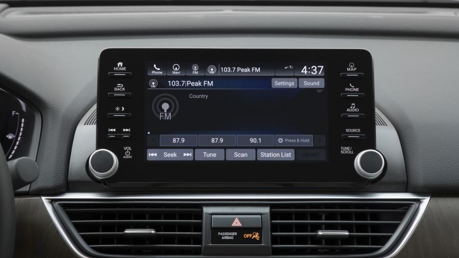Детали интерьера Honda Accord Touring Hybrid 2017 года  (NA) (фото 97 из 170)